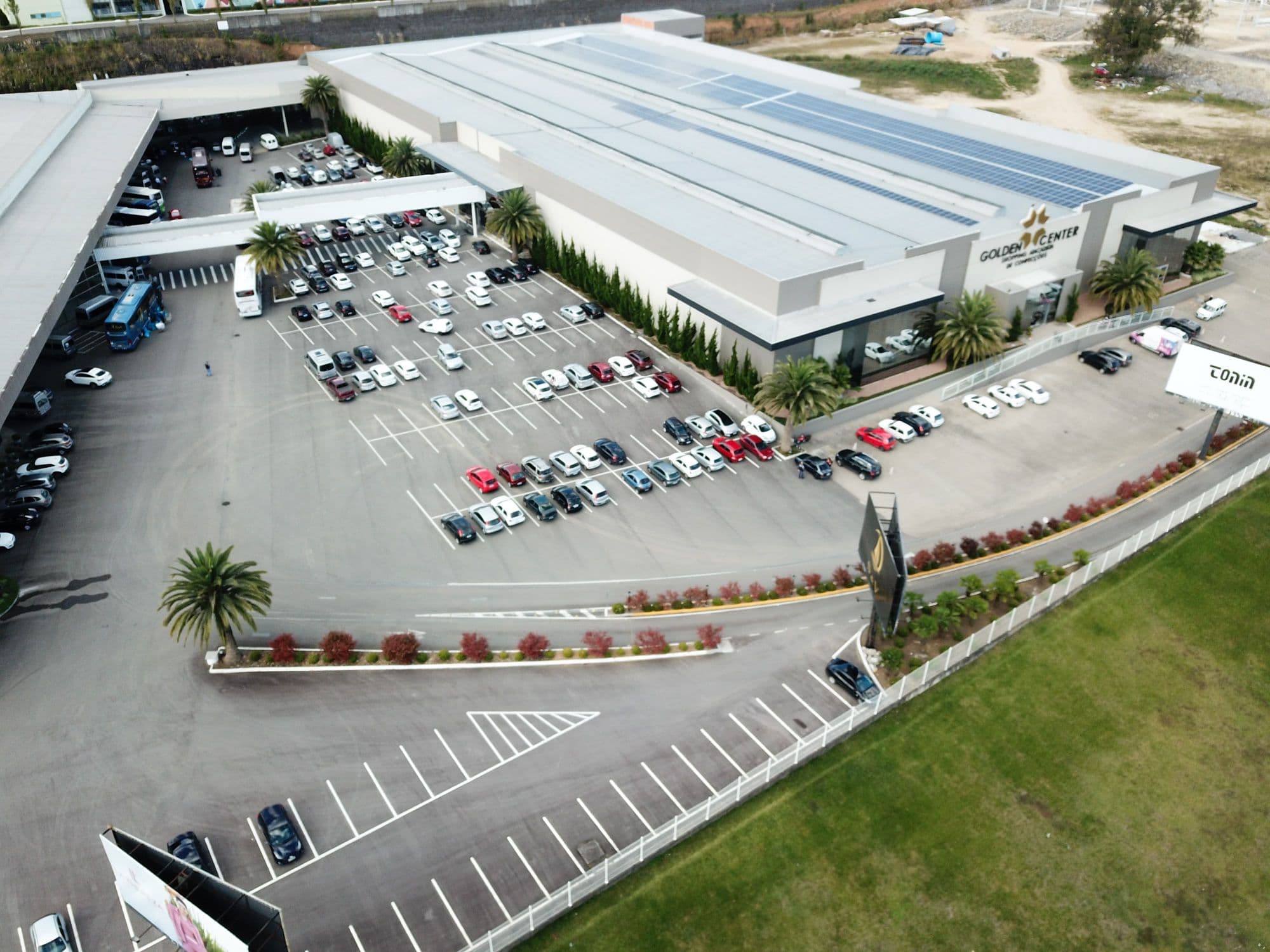 Vista aérea do Golden Center Shopping Atacadista